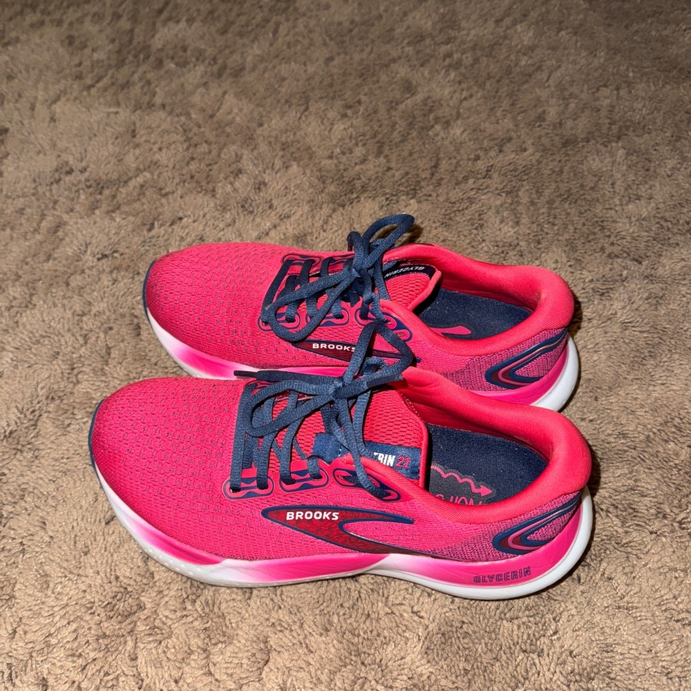 Brooks Wonens Sneakers in Pink and Navy